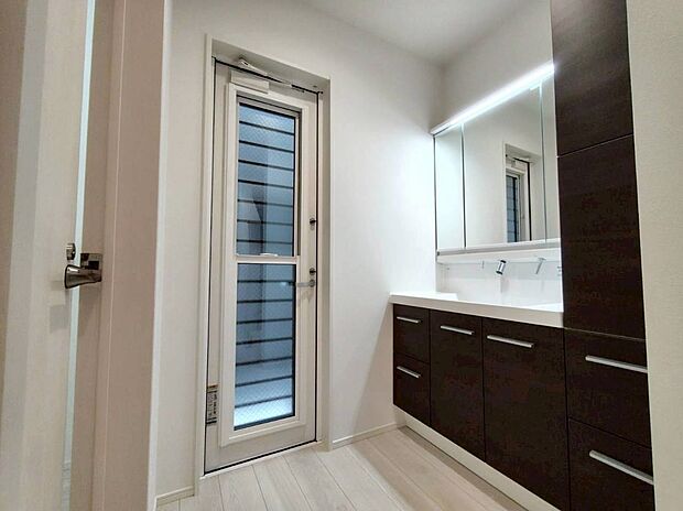 【洗面台・洗面所】2号棟
暮らしを快適にする三面鏡仕様の洗面化粧台は清潔感のある快適空間。
収納力と機能性に優れた使いやすい設備で、忙しい朝の身支度もスムーズに♪