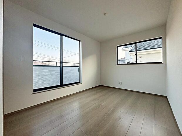 【リビング以外の居室】A号棟
バルコニーに直接アクセスできる居室です!
室内の空気を効率よく入れ替えることができ、夏場や湿気の多い時期には便利です♪