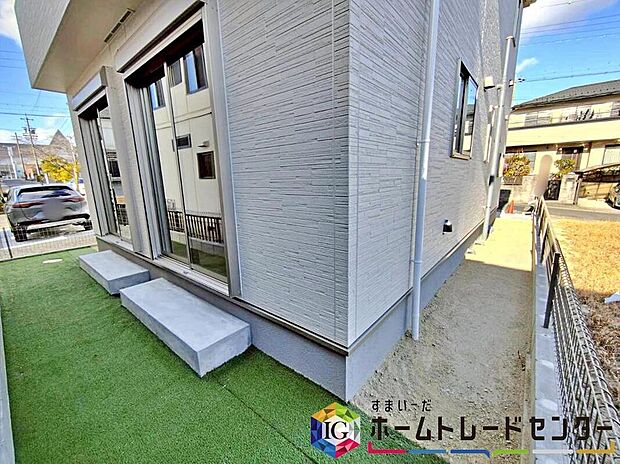 【庭】【B号棟】
南向きのお庭がございます♪
小さなお子様の遊び場や、ガーデニング・家庭菜園など、お好みにおうち時間をお楽しみいただけます♪