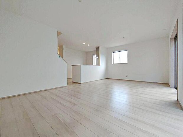 【リビング】【B号棟】
陽光ふりそそぐ約１９帖の明るいリビング。
リビング階段仕様です♪
対面式キッチンは、家事をしながら家族の様子が一目でわかる安心＆便利設備♪