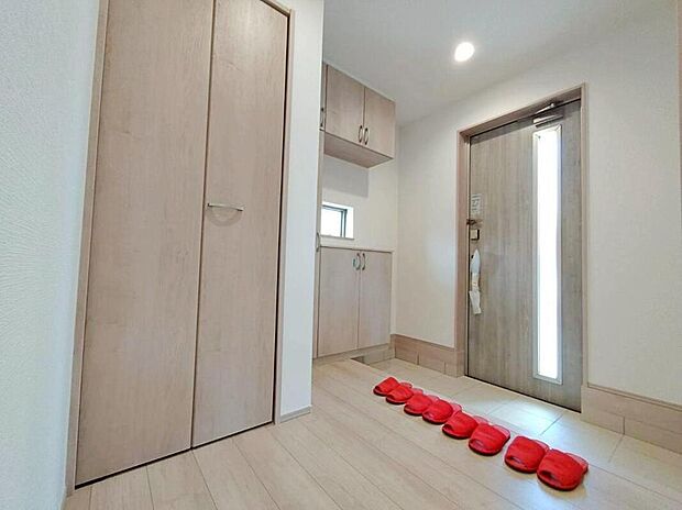 【玄関】【B号棟】
明るくて清潔感ある玄関。　
シューズボックスとクローゼットを備えているので、散らかりがちな玄関もすっきりと片付きます。
急な来客時でも安心ですね♪