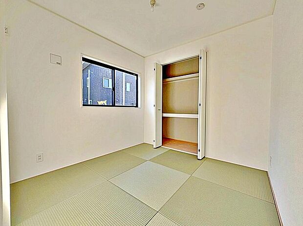 【リビング以外の居室】1号棟
リビング横にある来客間にもできそうな4.5帖の洋風和室♪
収納スペースも充実!
窓を開放すれば気持ちの良い風が入り込んできます。
新鮮な空気の中で生活できます。