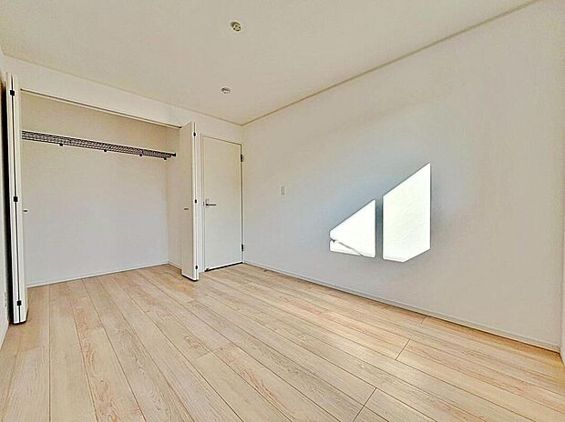 【収納】1号棟
各居室に収納を設けました!
お洋服をたくさんお持ちの方でもたっぷり収納できます。
お部屋を最大限広くご活用いただけます♪