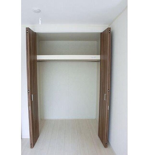 【クローゼット】ハンガーパイプ付きのクローゼットは、衣類をすっきり収納でき出し入れもスムーズ。季節物の整理もしやすく、居室を広く使うことができます。