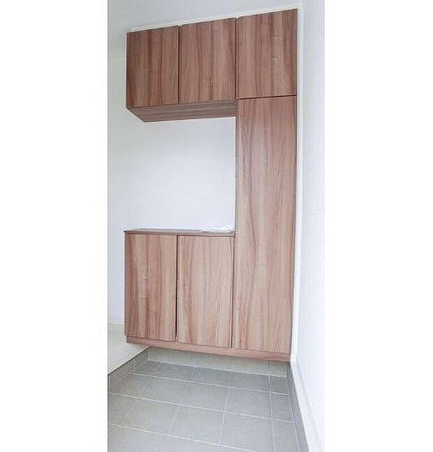 【シューズボックス】上下に収納を備えたシューズボックスは、家族分の靴もすっきり整理可能。玄関まわりが片付き、来客時も気持ちよくお迎えできます。