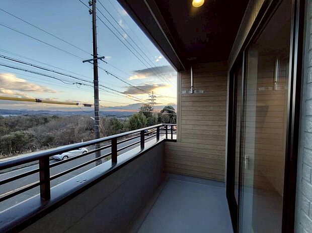 【バルコニー】【１号棟】
雨の日も洗濯物が濡れる心配のないインナーバルコニー仕様♪
お洗濯だけでなく、ちょっとしたリラックスできる空間にもなりそうです☆