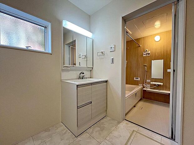 【洗面台・洗面所】広々とした洗面スペース♪
暮らしを快適にする三面鏡仕様の洗面化粧台。
収納力と機能性に優れた使いやすい設備で、忙しい朝の身支度もスムーズに♪