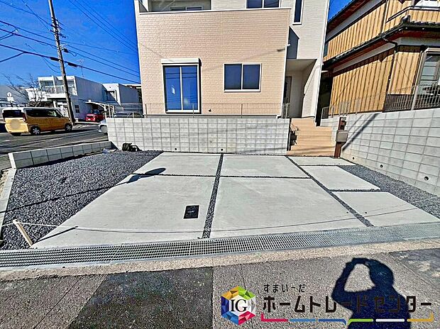 【駐車場】並列３台駐車可能なスペースを確保しました☆
来客時も安心です♪
セカンドカー用にされてもいいですね♪
交通量が少なく、ゆとりをもって駐車できます。
駐車が必要ないスペースは他の用途多数！