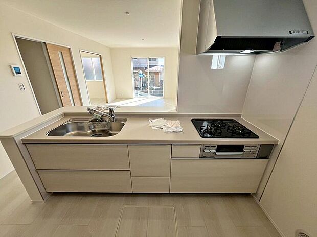 【キッチン】収納力豊富なシステムキッチン。
大型スライド収納付きで、すっきり片付けやすいキッチンです。
床下収納もついています♪