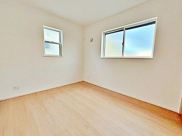 【リビング以外の居室】4号棟
全居室に二面採光を施した為、晴れの日の日中はいつも明るい室内に。
窓を開放すれば気持ちの良い風が入り込んできます。