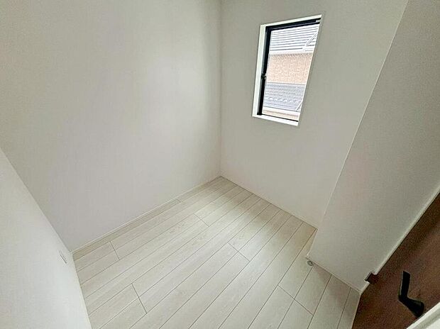 【その他内観】【４号棟】（書斎）
３帖の書斎を設けました♪
仕事とプライベートをしっかり分けることが出来て便利です♪
収納スペースとしても使えて便利です♪