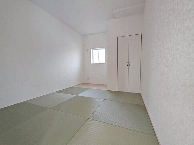 【リビング以外の居室】２号棟
リビング横にある来客間にもできそうな５．５帖の洋風和室♪
収納スペースも充実！
窓を開放すれば気持ちの良い風が入り込んできます。
新鮮な空気の中で生活できます。