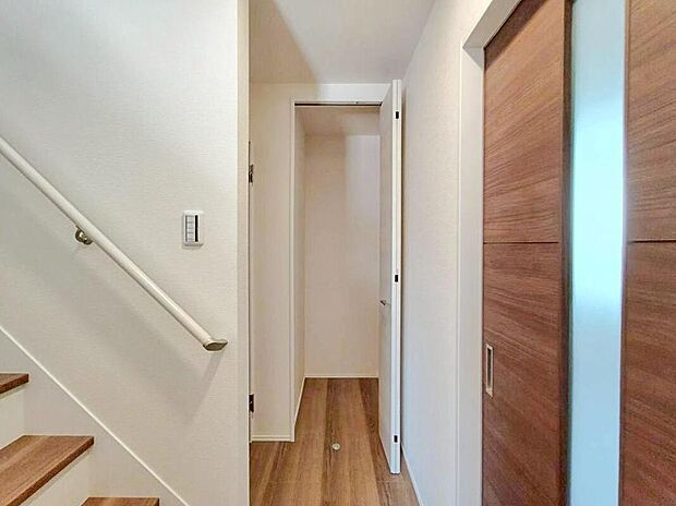 【収納】廊下収納
１階２階の廊下に収納スペースを設けました！
衣類や掃除道具、日用品などをすっきり収納できます。
部屋に余計な家具を置かなくて済むので、生活空間が広く感じられます。