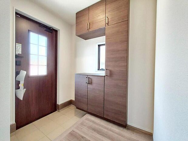 【玄関】明るくて清潔感溢れる玄関。
便利な下駄箱収納付きです♪
廊下に収納スペースがあり、帰宅後すぐに上着を収納することが出来ます♪
散らかりがちな玄関もすっきりと片付きます。