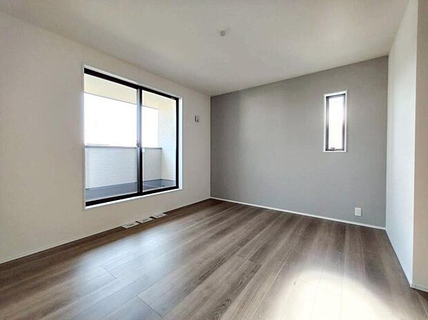 【リビング以外の居室】バルコニーに直接アクセスできる居室です！
室内の空気を効率よく入れ替えることができ、夏場や湿気の多い時期には便利です♪