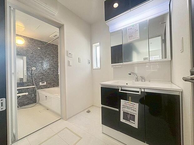 【洗面台・洗面所】3号棟
暮らしを快適にする洗面化粧台収納力と機能性に優れた使いやすい設備で、忙しい朝の身支度もスムーズに♪水回りの掃除用具などをしまっておくのに便利♪