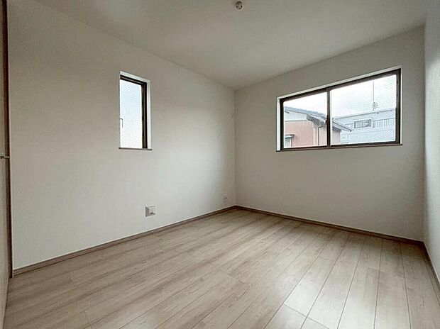 【リビング以外の居室】全居室に２面採光を施した為、晴れの日の日中はいつも明るい室内に。
窓を開放すれば気持ちの良い風が入り込んできます。