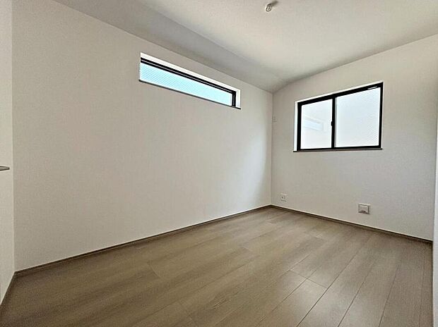 【リビング以外の居室】B号棟
全居室に2面採光を施した為、晴れの日の日中はいつも明るい室内に。
窓を開放すれば気持ちの良い風が入り込んできます。