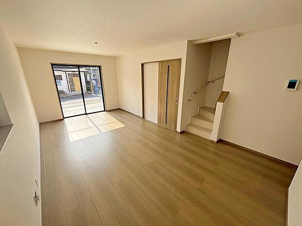 【リビング】B号棟
明るい雰囲気が心地いい約17.37帖のリビング♪
南向きで日当たり抜群です♪
家族団らんの時間も増えそうなくつろぎの場所になりそう♪