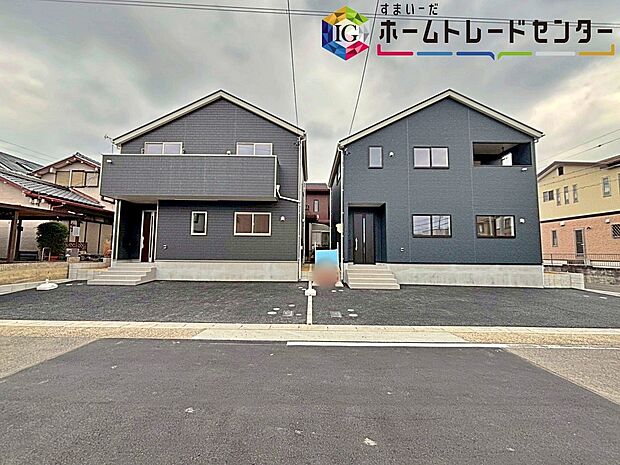 【駐車場】１号棟
並列３台駐車ができる広々とした駐車スペース。
玄関そばに駐車スペースがございますので、まとめ買いをした際にも運ぶのが簡単です！