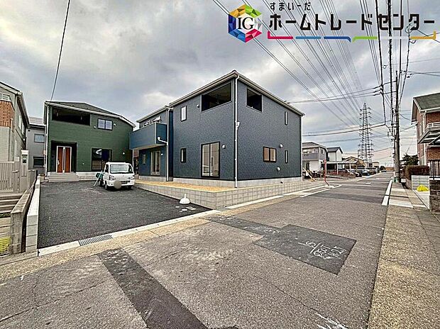 【前面道路含む現地写真】前面道路幅は、東側約6mとゆとりがあり、駐車がしやすい環境です。
しっかり舗装されているので、ベビーカー等で通っても安心ですね♪