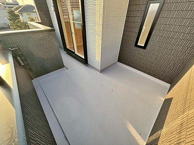 【バルコニー】1号棟
広々としたバルコニー♪
家族分の洗濯物もしっかり干せます。
南向きで日当たりも良く、毎日のお洗濯が楽しくなりそう♪