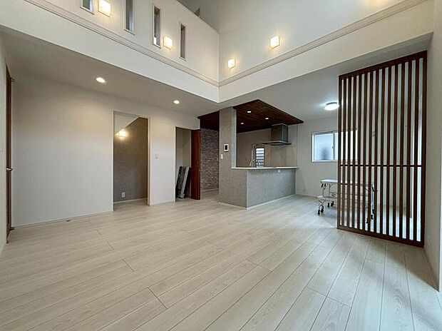 【リビング】2号棟
明るい雰囲気が心地いい20帖の広々としたリビング♪
LDKを明るく開放的に演出する上部吹抜仕様です☆
いつでも家族の声が聞こえてくるような
明るいおうちになりそう♪