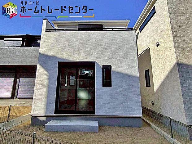 【現地外観写真】お庭は実用的なスペースとしてだけでなく、季節の花を育てる喜びや、家族で囲むBBQ、お子様の遊び場など、日常を彩る特別なステージになります。おうち時間が、これまで以上に愛おしいものに変わるはずです。