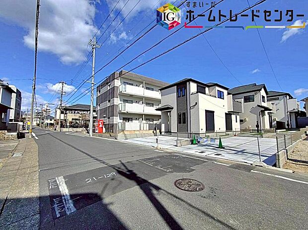 【前面道路含む現地写真】前面は、交通量の少ない 西側約7.2mの道路に接道しています。
ゆとりがあり、落ち着いて駐車が可能です。