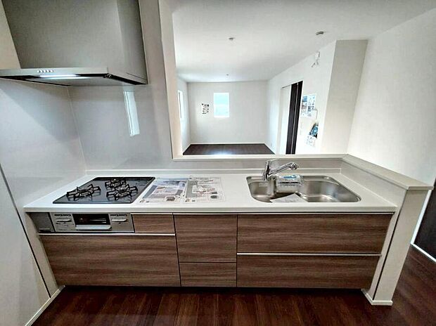 【キッチン】２号棟
収納力豊富なシステムキッチン。
大型スライド収納付きで、すっきり片付けやすいキッチンです。