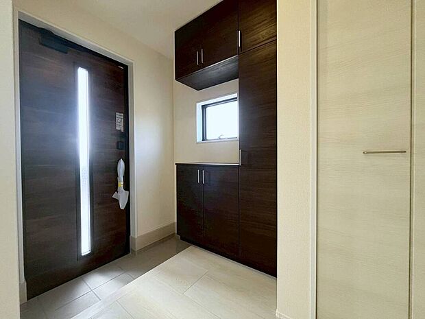 【玄関】２号棟
明るくて清潔感溢れる玄関。
便利なシューズインクローク＆下駄箱収納付きです♪
散らかりがちな玄関もすっきりと片付きます。