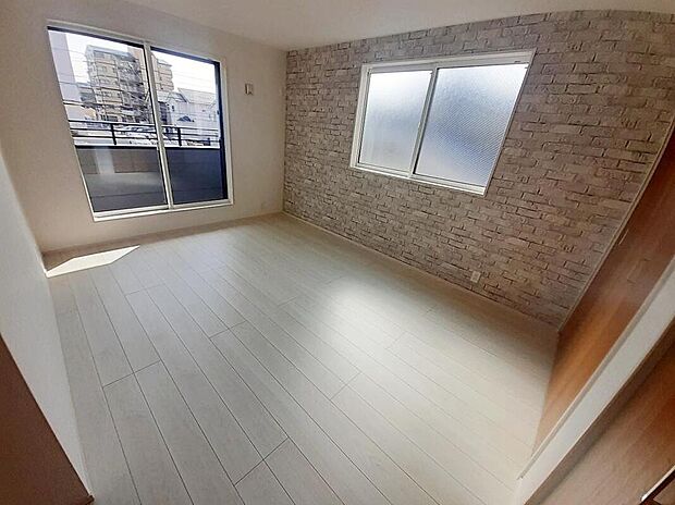 【リビング以外の居室】2号棟
バルコニーに直接アクセスできる居室です!
室内の空気を効率よく入れ替えることができ、夏場や湿気の多い時期には便利です♪