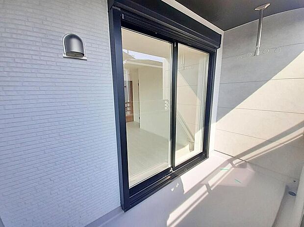 【バルコニー】2号棟
雨の日でも安心なインナーバルコニー仕様となっております♪
家族分の洗濯物もしっかり干せます。
南向きで日当たりも良く、毎日のお洗濯が楽しくなりそう♪