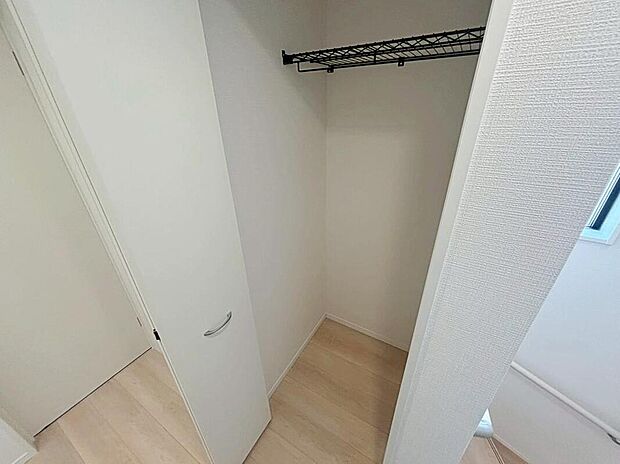 【収納】1号棟 廊下収納
1・2階の廊下にクローゼットを設けました!
衣類や掃除道具、日用品などをすっきり収納できます。
部屋に余計な家具を置かなくて済むので、生活空間が広く感じられます。
