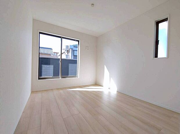 【リビング以外の居室】3号棟
2面採光を施した為、晴れの日の日中はいつも明るい室内に。
窓を開放すれば気持ちの良い風が入り込んできます。