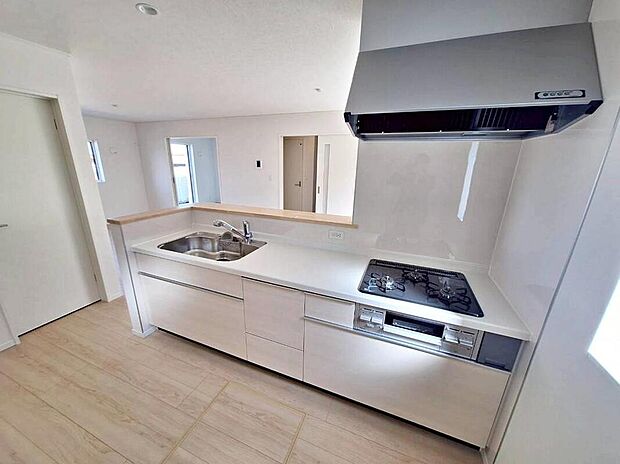 【キッチン】収納力豊富なシステムキッチン。
大型スライド収納付きで、すっきり片付けやすいキッチンです。　　
床下収納もついています♪