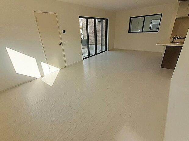 【リビング】明るい雰囲気が心地いい20帖のリビング♪
採光良好です!
家族団らんの時間も増えそうなくつろぎの場所になりそう♪