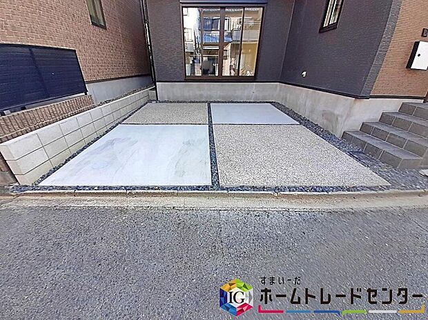 【駐車場】余裕をもって並列に2台駐車ができる広々とした駐車スペース。
玄関そばに駐車スペースがございますので、まとめ買いをした際にも運ぶのが簡単です!