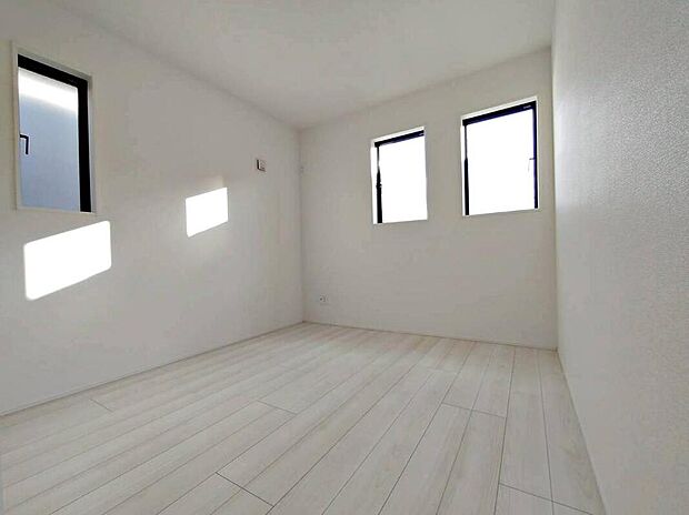 【リビング以外の居室】２号棟
二面採光を施した為、晴れの日の日中はいつも明るい室内に。
窓を開放すれば、気持ちの良い風が入り込んできます。