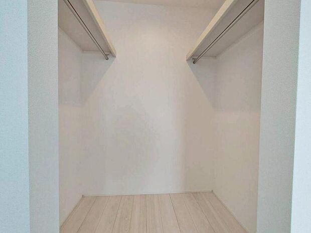 【収納】３号棟　ウォークインクローゼット
広々とした空間の為、カビや湿気の予防もできます♪
衣類だけでなく、スーツケースや季節家電などの大きな物も収納可能です♪