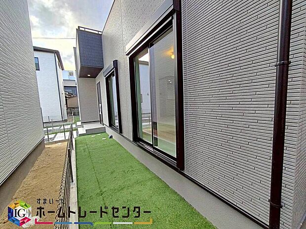 【庭】３号棟
お庭がございます♪
ガーデニング・家庭菜園など、お好みにおうち時間をお楽しみいただけます♪