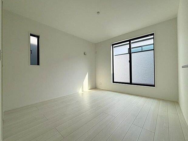 【リビング以外の居室】3号棟
バルコニーに直接アクセスできる居室です!
室内の空気を効率よく入れ替えることができ、夏場や湿気の多い時期には便利です♪