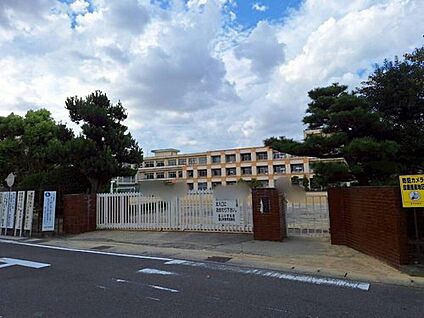 豊山町立豊山小学校 613m(徒歩8分)