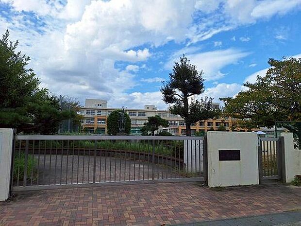 豊山町立豊山中学校（約1,600m）