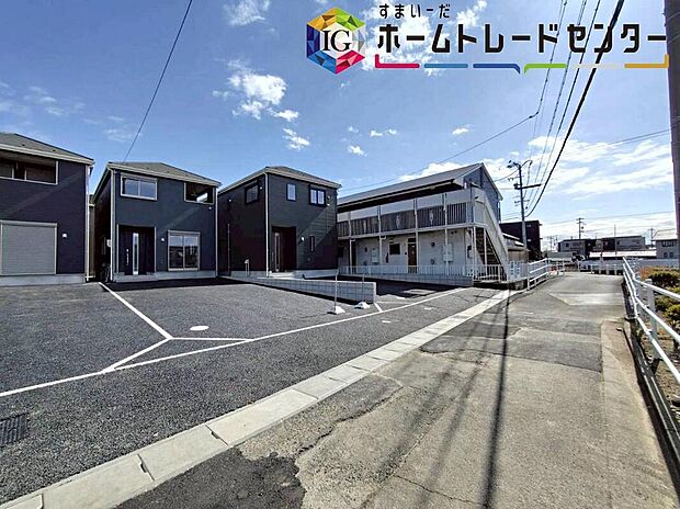 【前面道路含む現地写真】前面道路は、交通量の少ない西側約３．３８ｍの公道に接道しています。
交通量が少ないので、駐車も落ち着いて行える環境になっています。