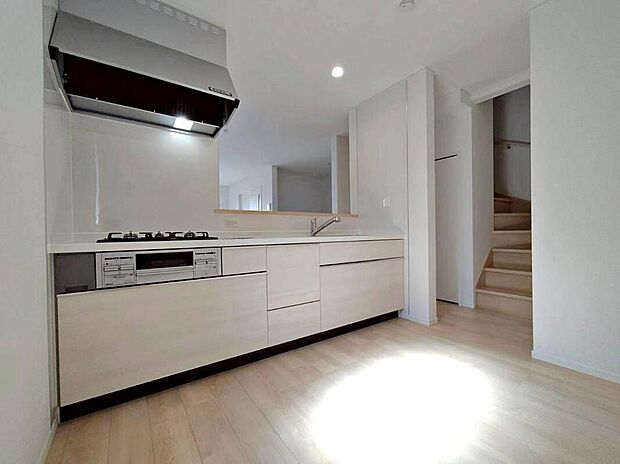 【キッチン】２号棟
収納力豊富なシステムキッチン。
大型スライド収納付きで、すっきり片付けやすいキッチンです。　　
床下収納もついています♪