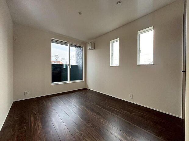 【リビング以外の居室】１号棟
バルコニーに直接アクセスできる居室です！
室内の空気を効率よく入れ替えることができ、夏場や湿気の多い時期には便利です♪