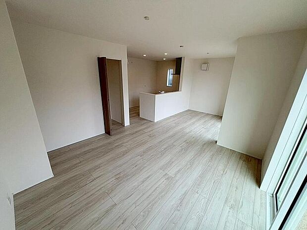 【リビング】２号棟
明るい雰囲気が心地いい１６．７帖のリビング♪
採光良好です！　
家族団らんの時間も増えそうなくつろぎの場所になりそう♪