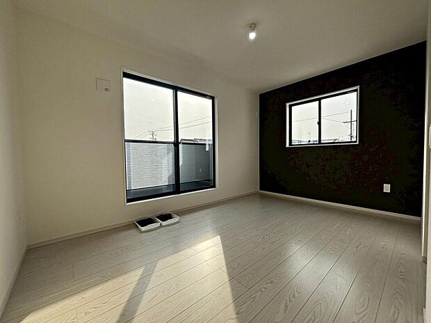 【リビング以外の居室】バルコニーに直接アクセスできる、ウォークインクローゼット付きの居室です♪
2面採光を施した為、晴れの日の日中はいつも明るい室内になります♪