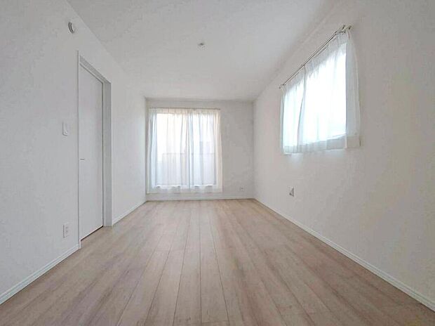 【リビング以外の居室】バルコニーに直接アクセスできる居室です!
室内の空気を効率よく入れ替えることができ、夏場や湿気の多い時期には便利です♪